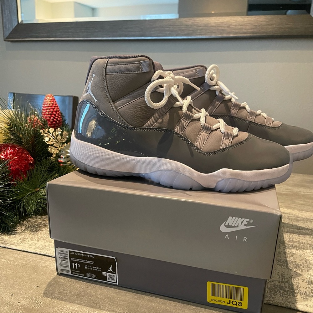 Air jordan 11 retro/ medium Grey ( wore once) yes mint condition
